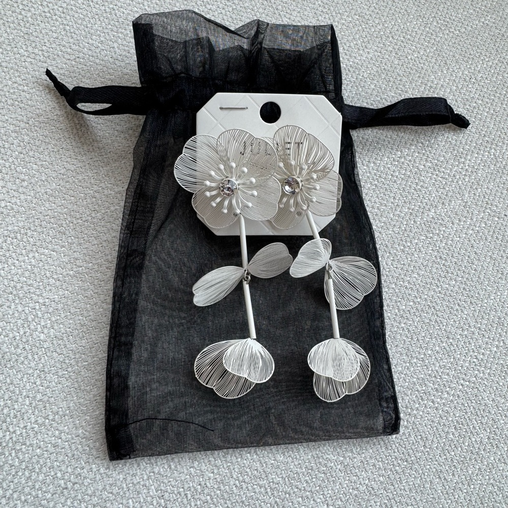 NWT Chic Floral Dangle Earrings